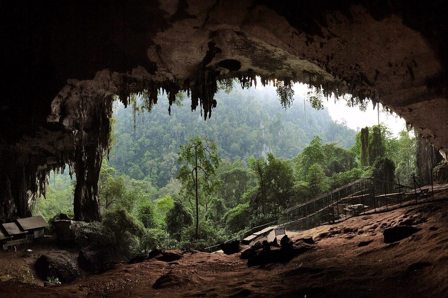 The_main_entrance_to_the_Niah_Caves_at_sunset.-1